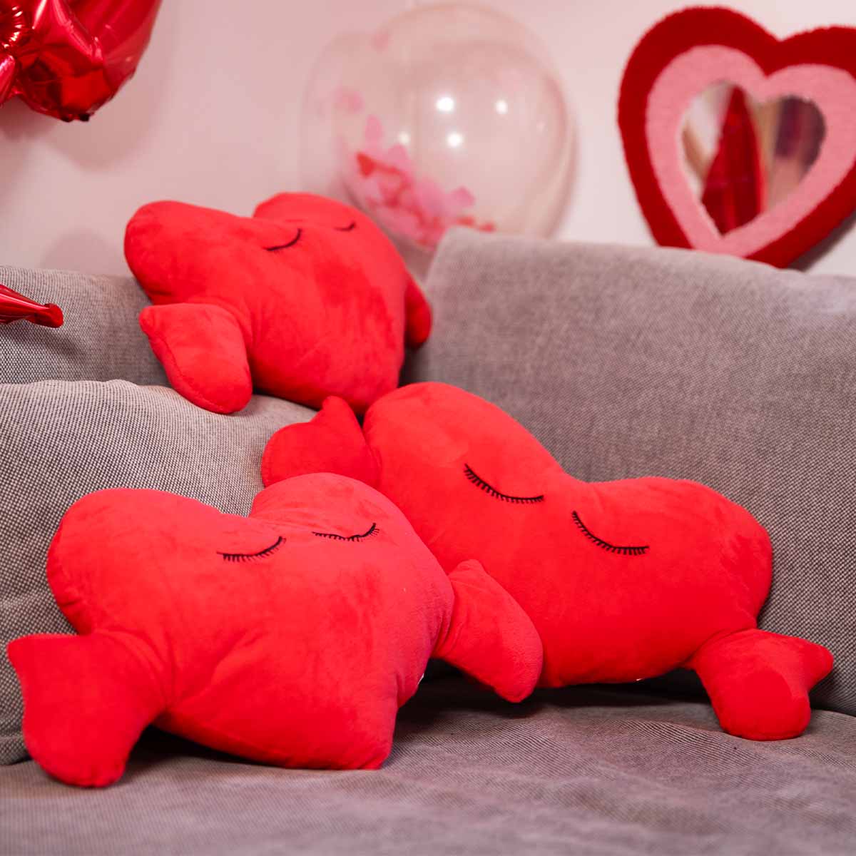 CUSHION HEART W HANDS POLYESTER RED