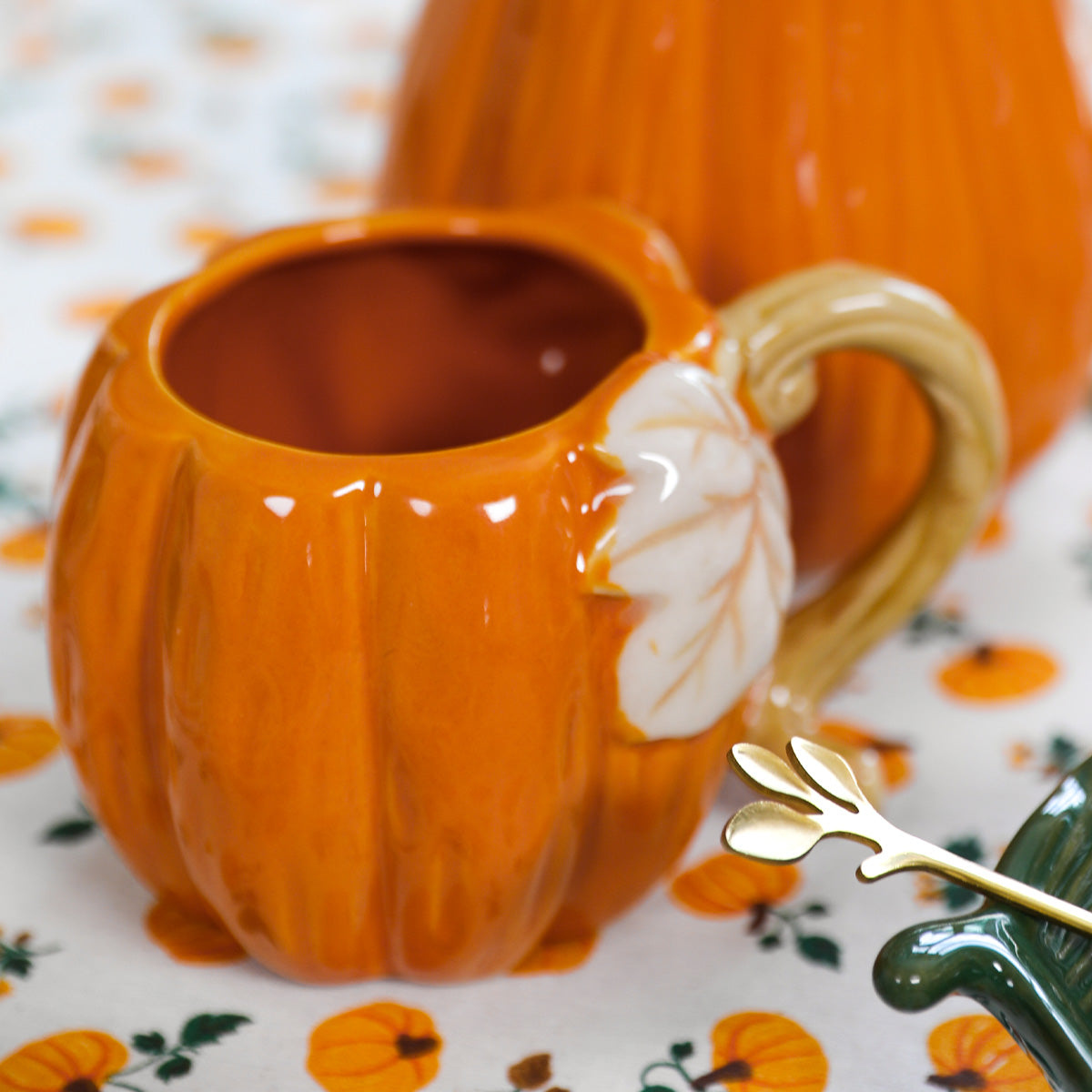 MUG WITH HANDLE PUMPKIN SHAPE AND LEAF DESIGN